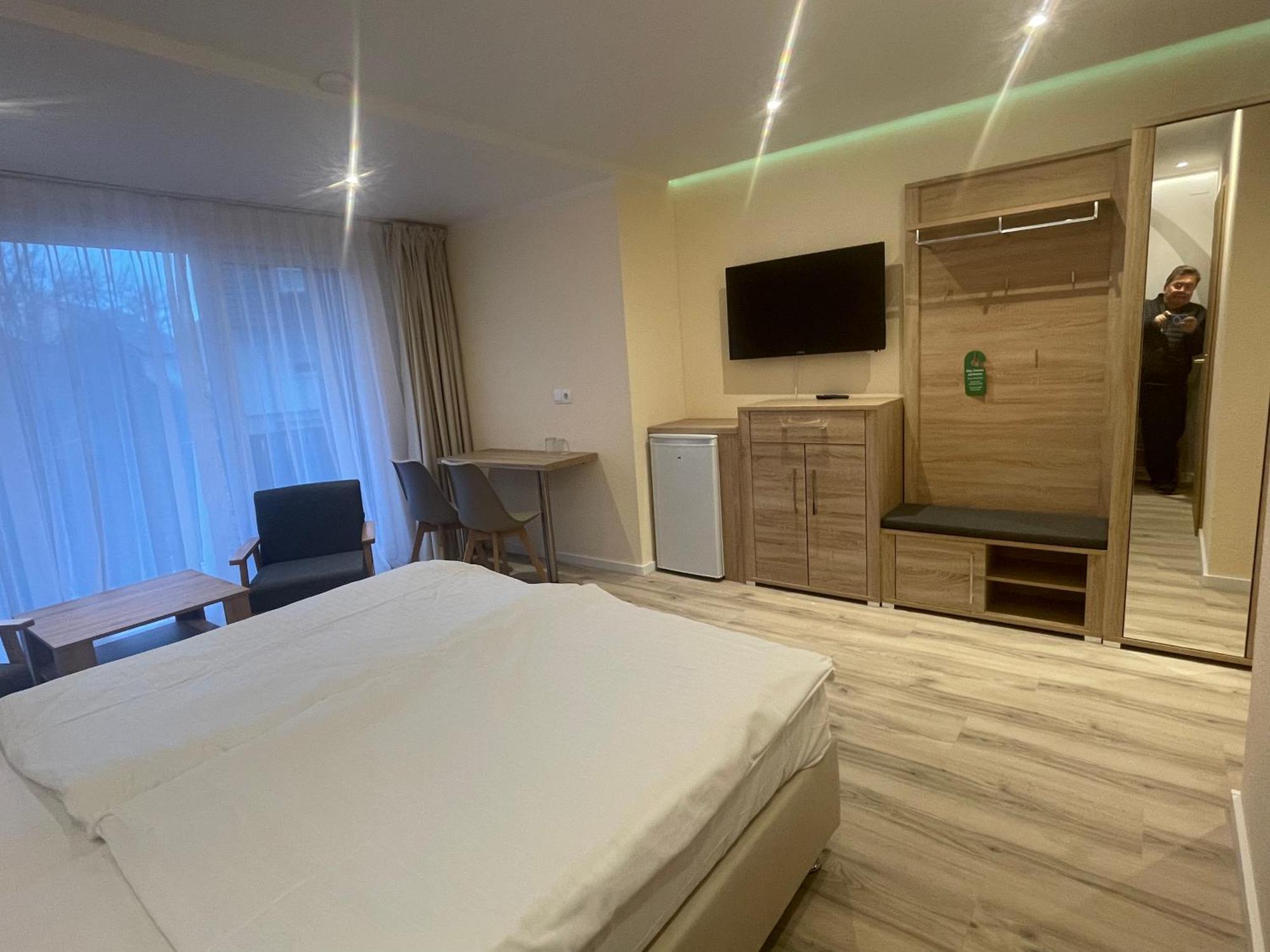 Hotel Andrea Крайльсхайм Экстерьер фото