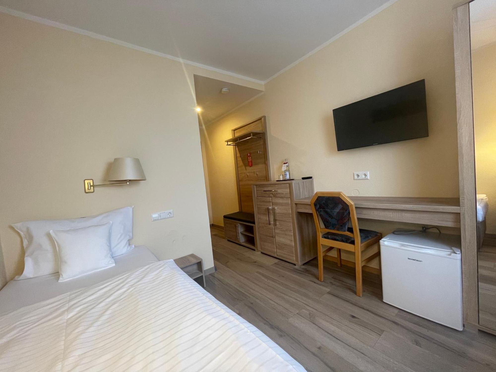 Hotel Andrea Крайльсхайм Экстерьер фото